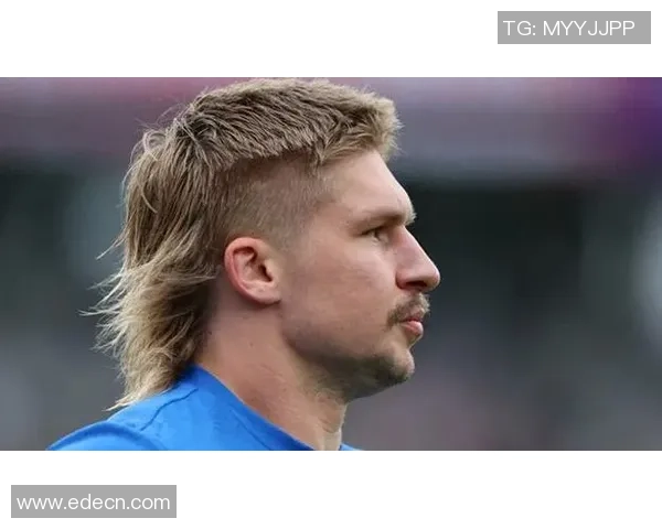 足球场上扎小辫的球星们 他们如何用独特发型展现个人风格与自信 足球场上扎小辫的球星们 他们如何用独特发型展现个人风格与自信