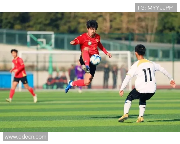 足球巨星全身英姿展现绿茵场上力量与速度之美